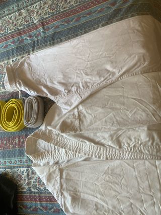 Karate/Judo: Traje blanco + cinturón amarillo