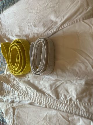 Karate/Judo: Traje blanco + cinturón amarillo