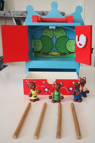 Teatrillo madera con marionetas. Es precioso.