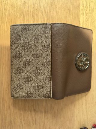 Cartera GUESS marrón usada
