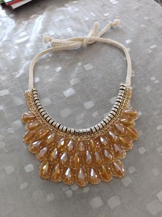 Collar dorado con piedras