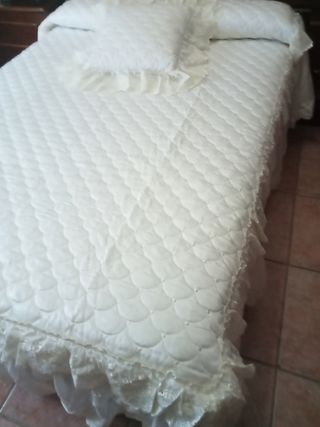 Colcha edredón blanca de raso y bolantes de guipur