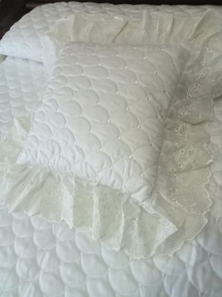 Colcha edredón blanca de raso y bolantes de guipur