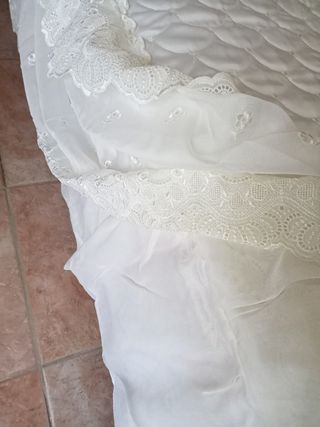 Colcha edredón blanca de raso y bolantes de guipur