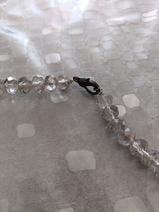 Collar con dije de madera y cristales.
