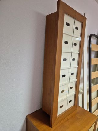 Vitrina de madera con puertas de cristal