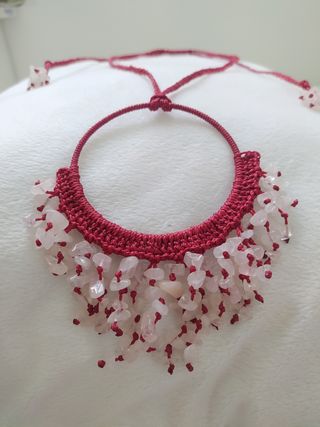 Collar artesanal rojo con cuarzo rosa