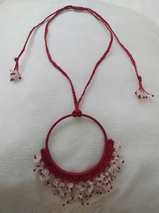 Collar artesanal rojo con cuarzo rosa