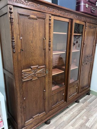 Armario antiguo de madera con vitrina demontable 