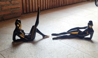 2 Esculturas cerámica negra y dorada