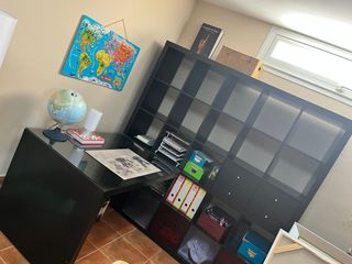 Estantería negra IKEA - y mesa escritorio con cris