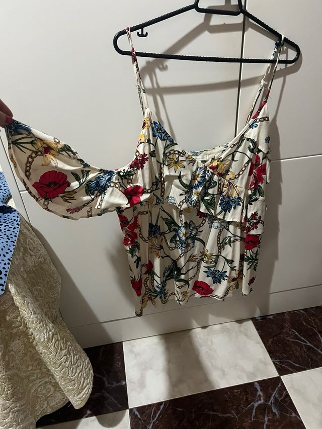 Blusa floral hombros caídos