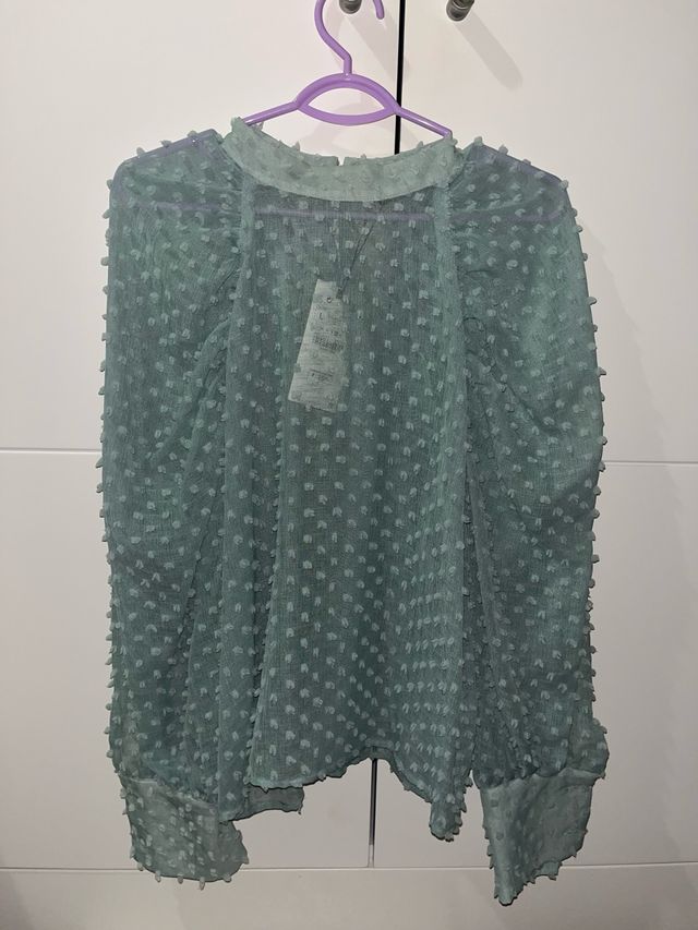 Blusa verde agua perforada