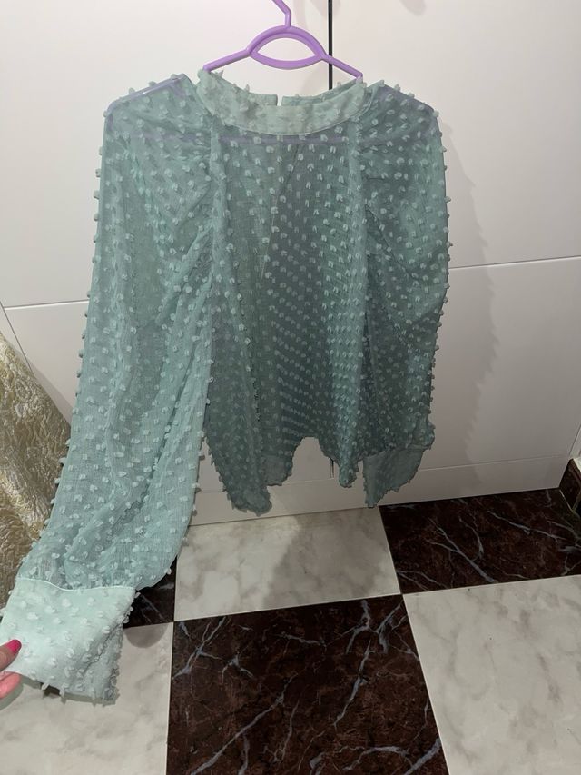 Blusa verde agua perforada