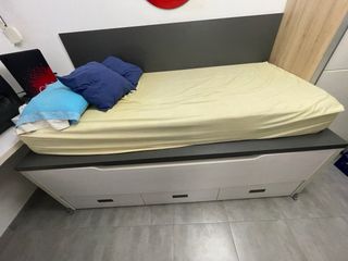 Cama juvenil con cajones y una mesa