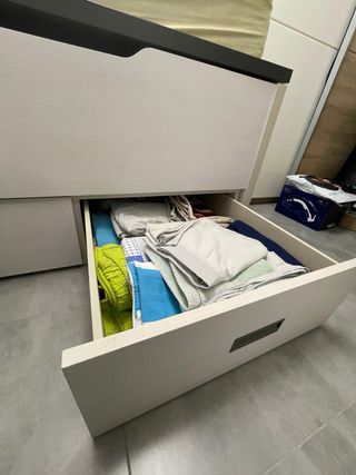 Cama juvenil con cajones y una mesa