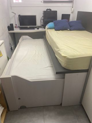 Cama juvenil con cajones y una mesa