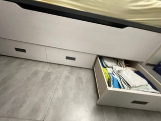 Cama juvenil con cajones y una mesa