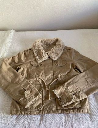 Chaquetón beige con cuello de borreguillo
