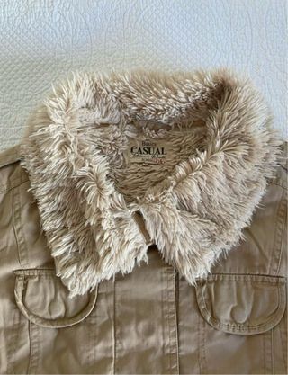 Chaquetón beige con cuello de borreguillo