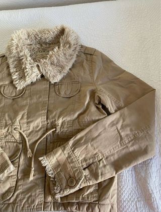 Chaquetón beige con cuello de borreguillo