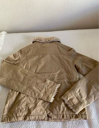 Chaquetón beige con cuello de borreguillo