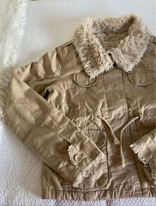 Chaquetón beige con cuello de borreguillo