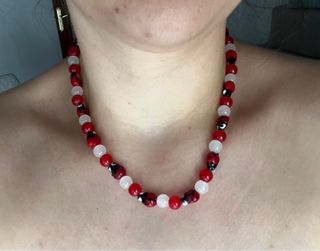 Collar rojo y blanco hecho a mano
