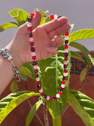 Collar rojo y blanco hecho a mano