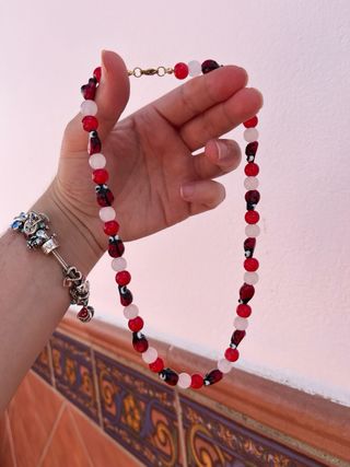 Collar rojo y blanco hecho a mano