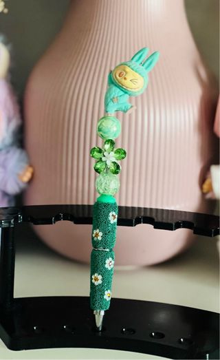 Bolígrafos decorados con figuras Labubu