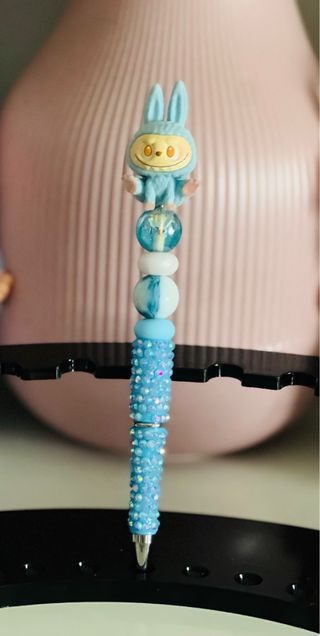 Bolígrafos decorados con figuras Labubu