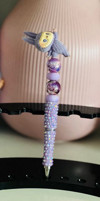 Bolígrafos decorados con figuras Labubu