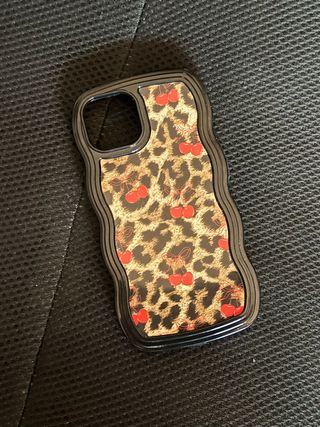 Funda iPhone 15 - Cerezas leopardo