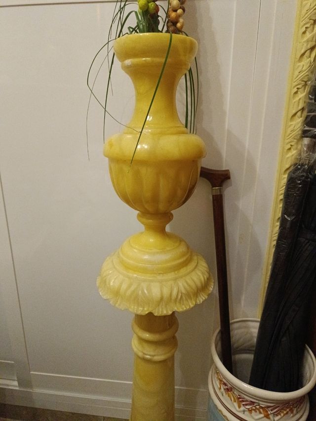 Jarrón pie mármol amarillo