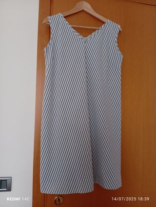 Abito in cotone a righine.