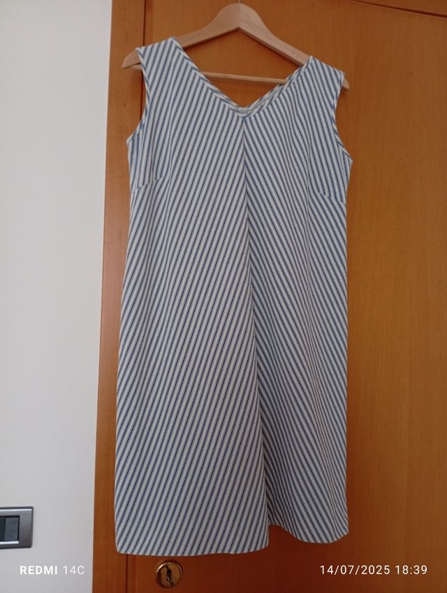 Abito in cotone a righine.