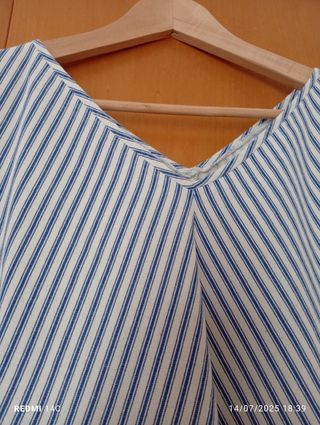 Abito in cotone a righine.