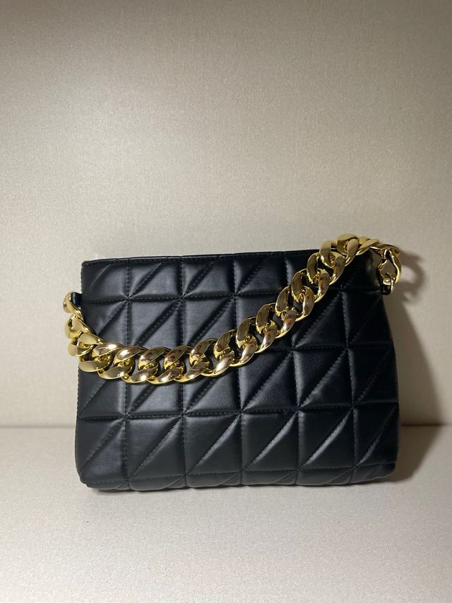 Bolso negro cadena corta dorada