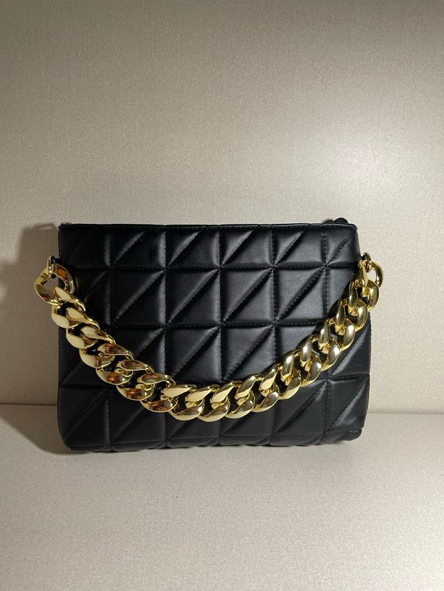 Bolso negro cadena corta dorada