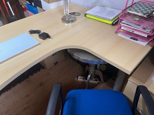 Escritorio oficina + armario beige