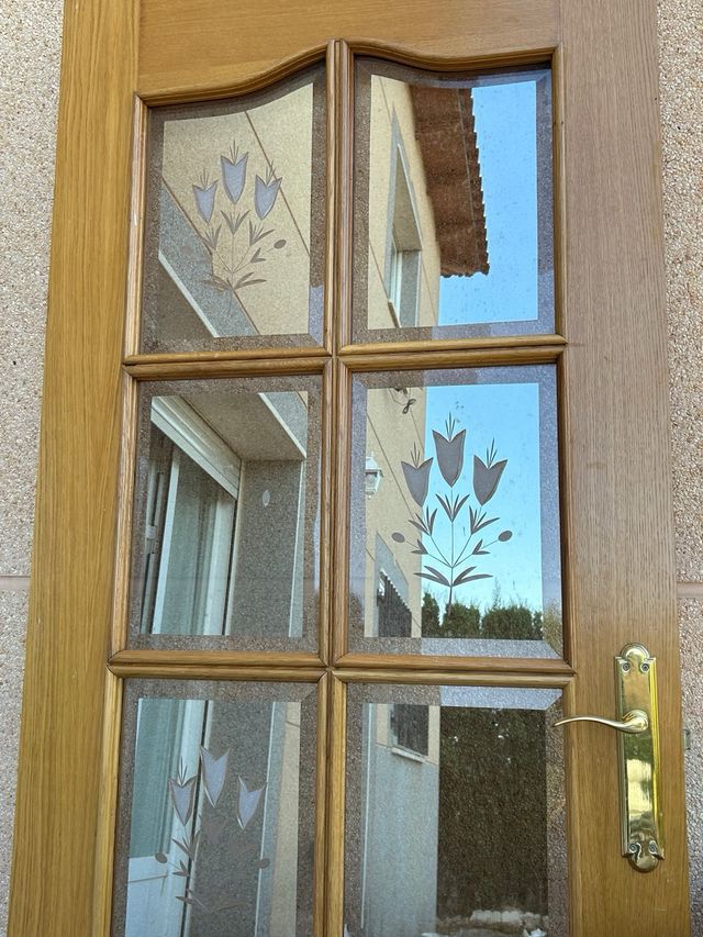 Puerta madera maciza cristales decorativos