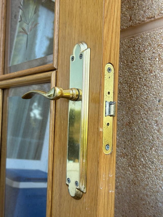 Puerta madera maciza cristales decorativos