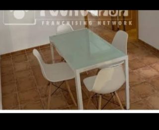 Mesa blanca de salón - cristal y metal con 4 silla