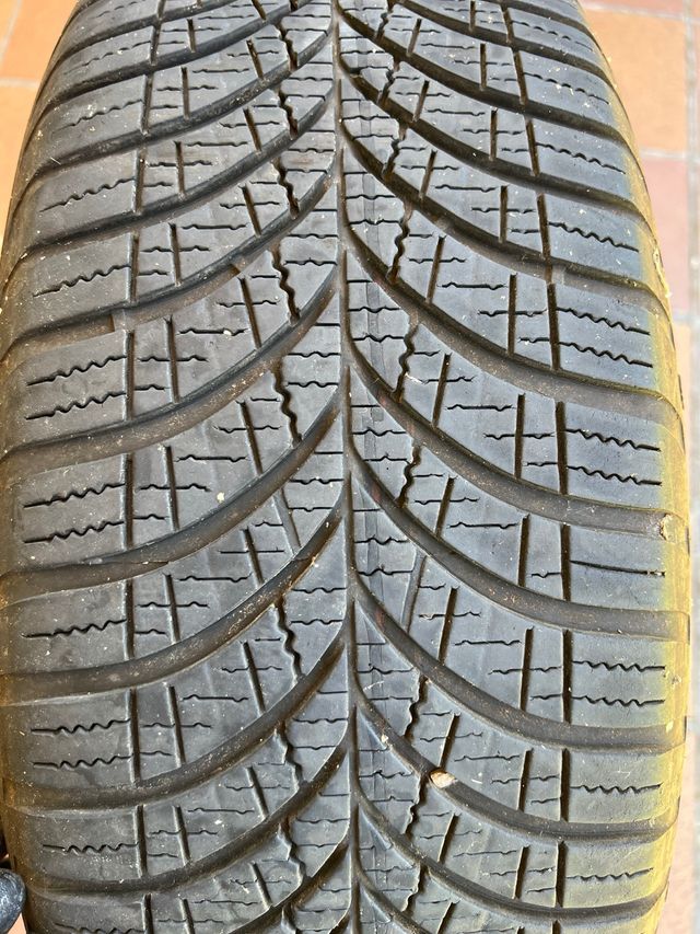 Neumatico invierno goodyear 215 65 17