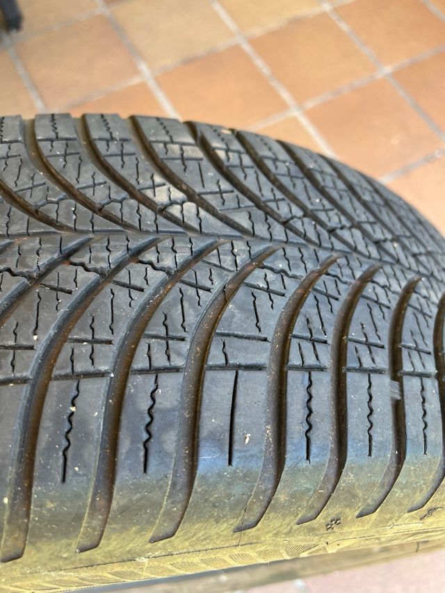 Neumatico invierno goodyear 215 65 17
