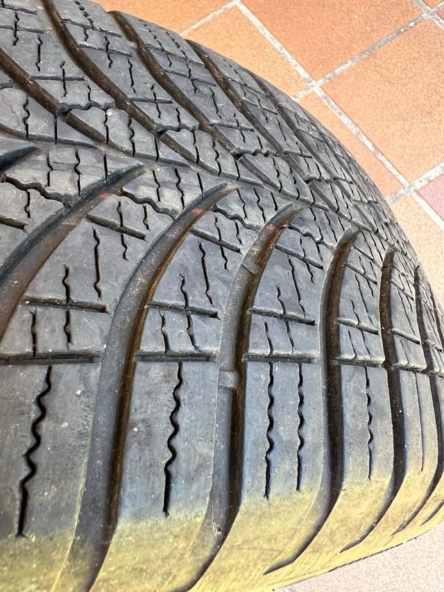 Neumatico invierno goodyear 215 65 17