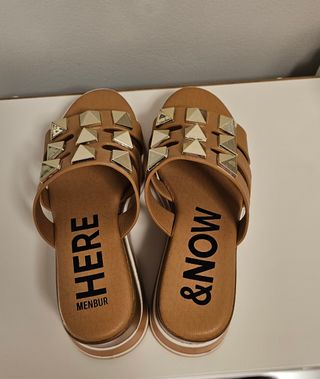 Sandalias Her&Now (Menbur) plataforma y tachuelas