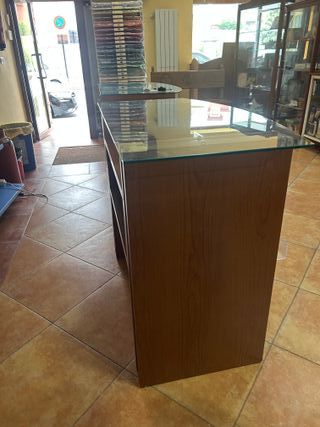 Mostrador de madera y con cristal expositor 