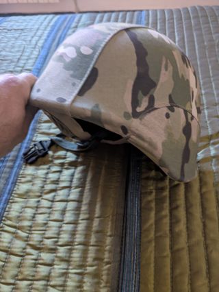 Uniforme Multicam con casco y chambergo